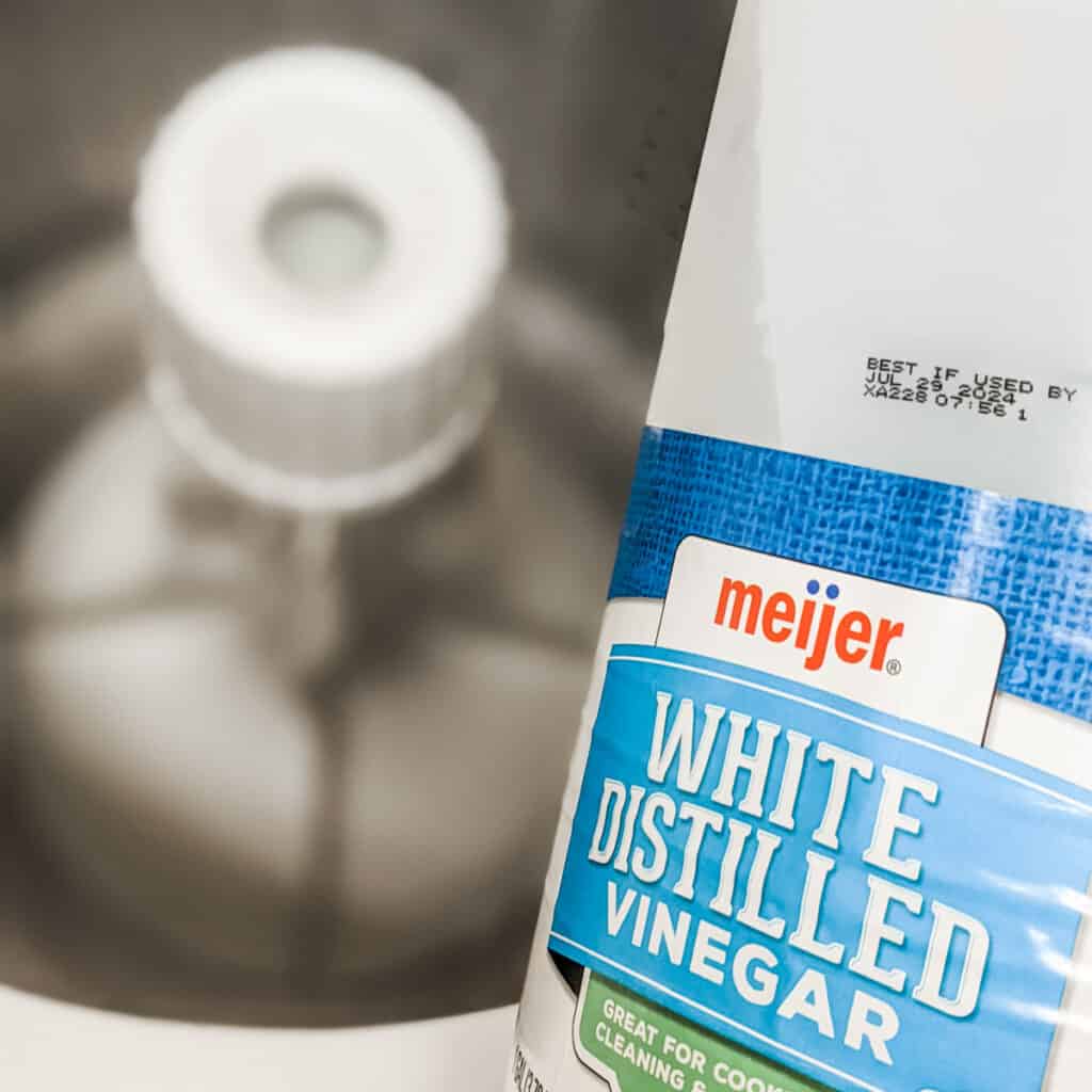 removing mildew smell from clothes with vinegar