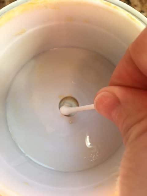 showing how to clean a diffuser plate with a q-tip