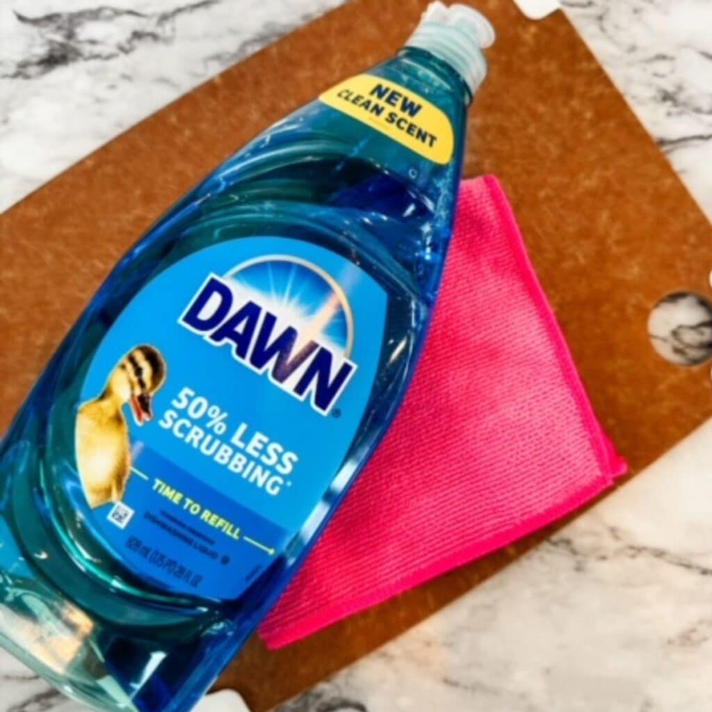 cleaning cutting board with dawn soap