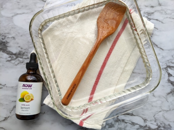 Disinfecting wooden spoons with water and lemon essential oil.