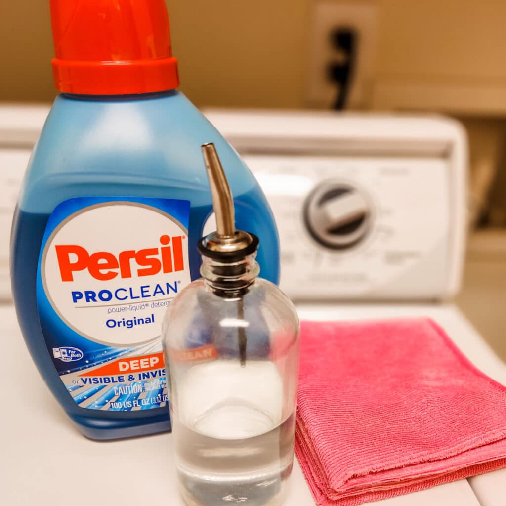 vinegar and laundry detergent for cleaning microfiber cloths