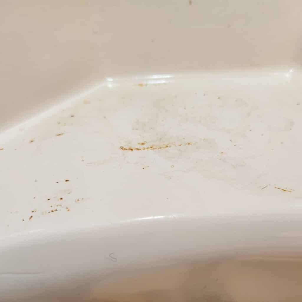 https://n3h9u7d3.rocketcdn.me/wp-content/uploads/2023/02/rust-stain-on-bathtub-ledge-1-1024x1024.jpg
