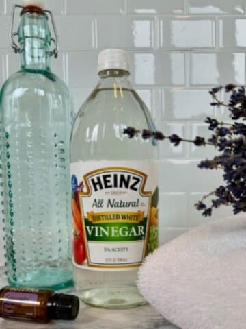 vinegar and essential oils to make diy fabric softener