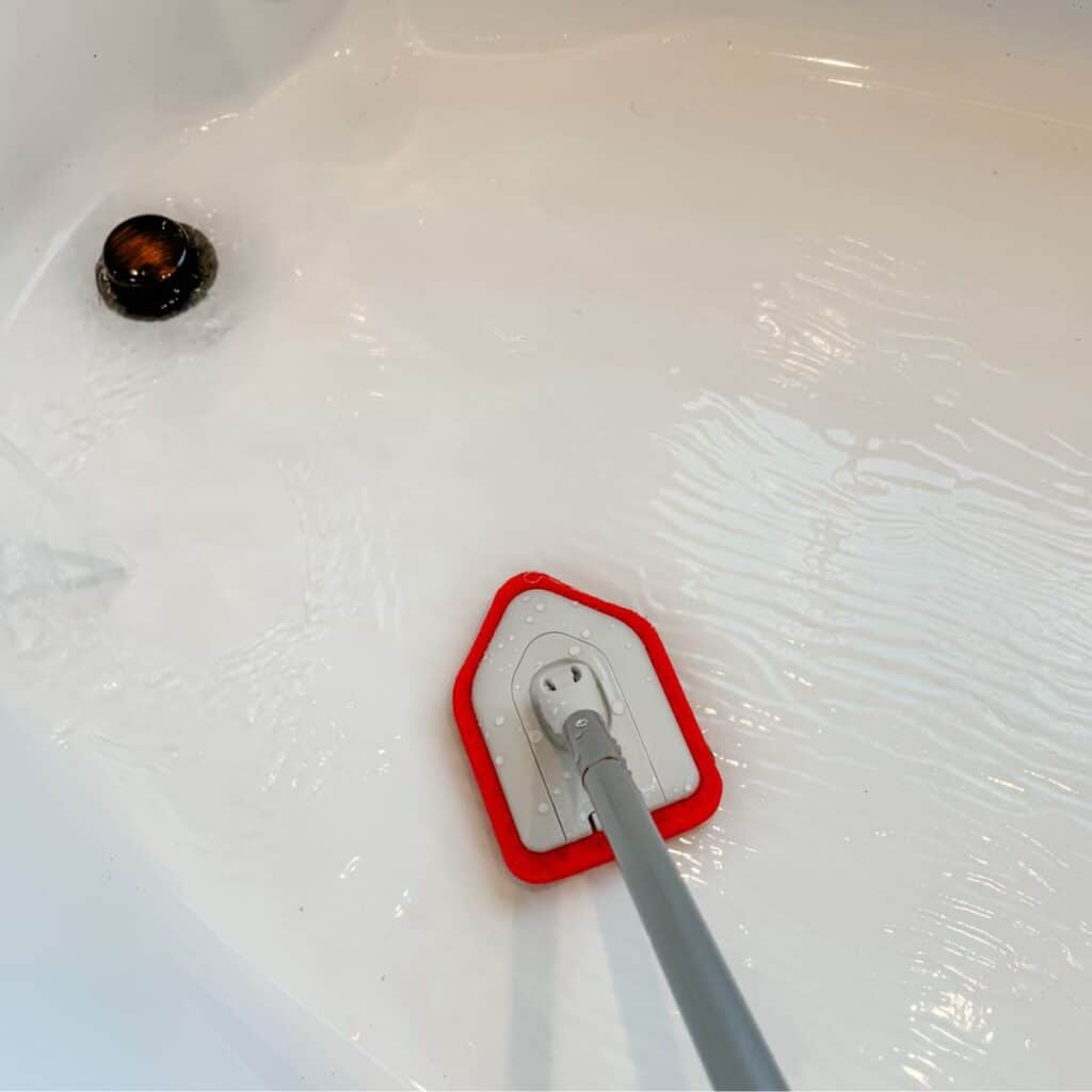 scrubber for cleaning bathtub